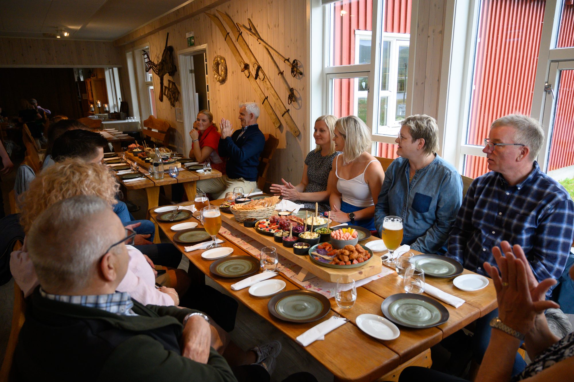 Gruppe samlet rundt bordet på Livland Gård