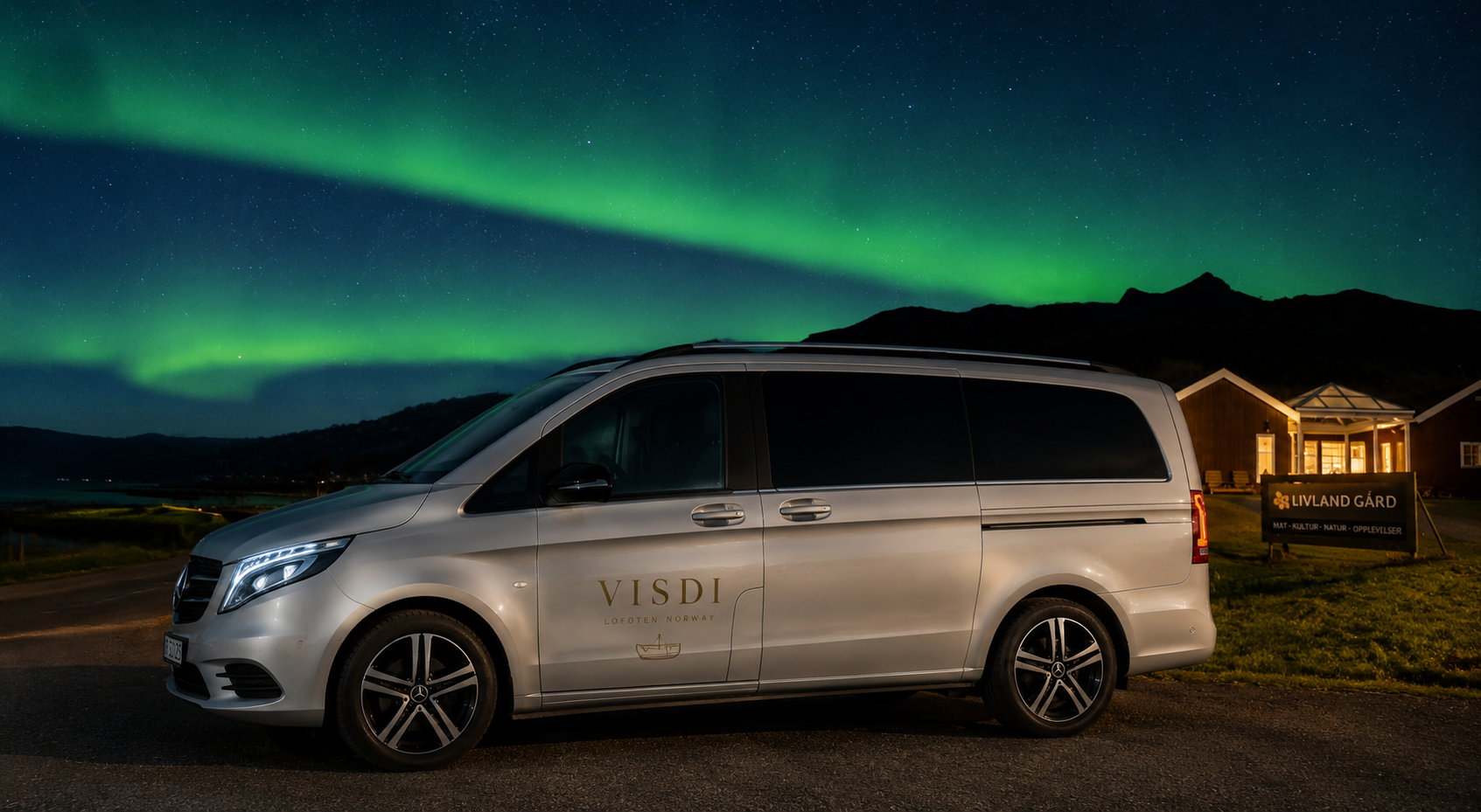 VISDI-bil under nordlys ved Livland Gård