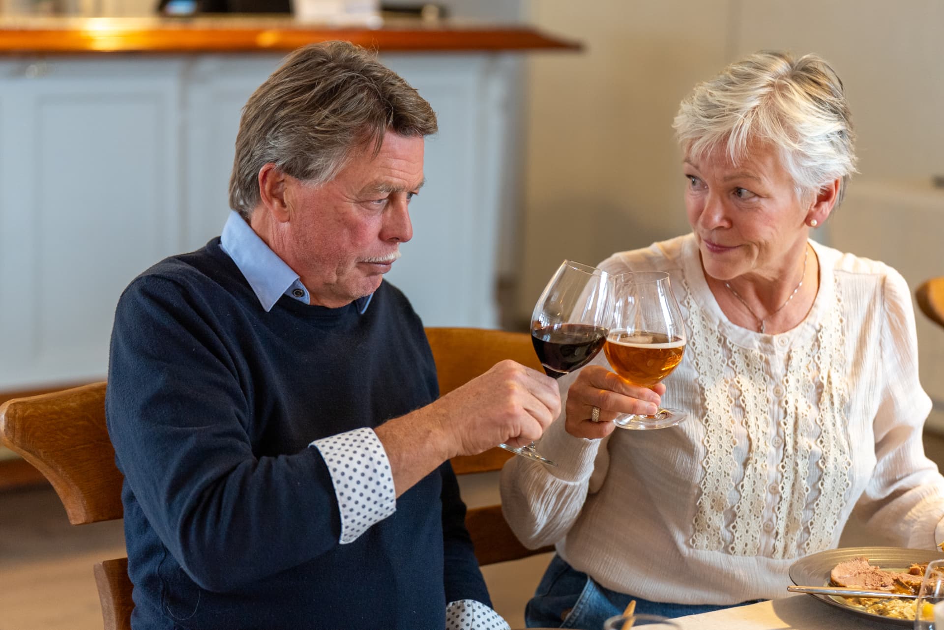 To gjester skåler ved bordet på Livland Gård