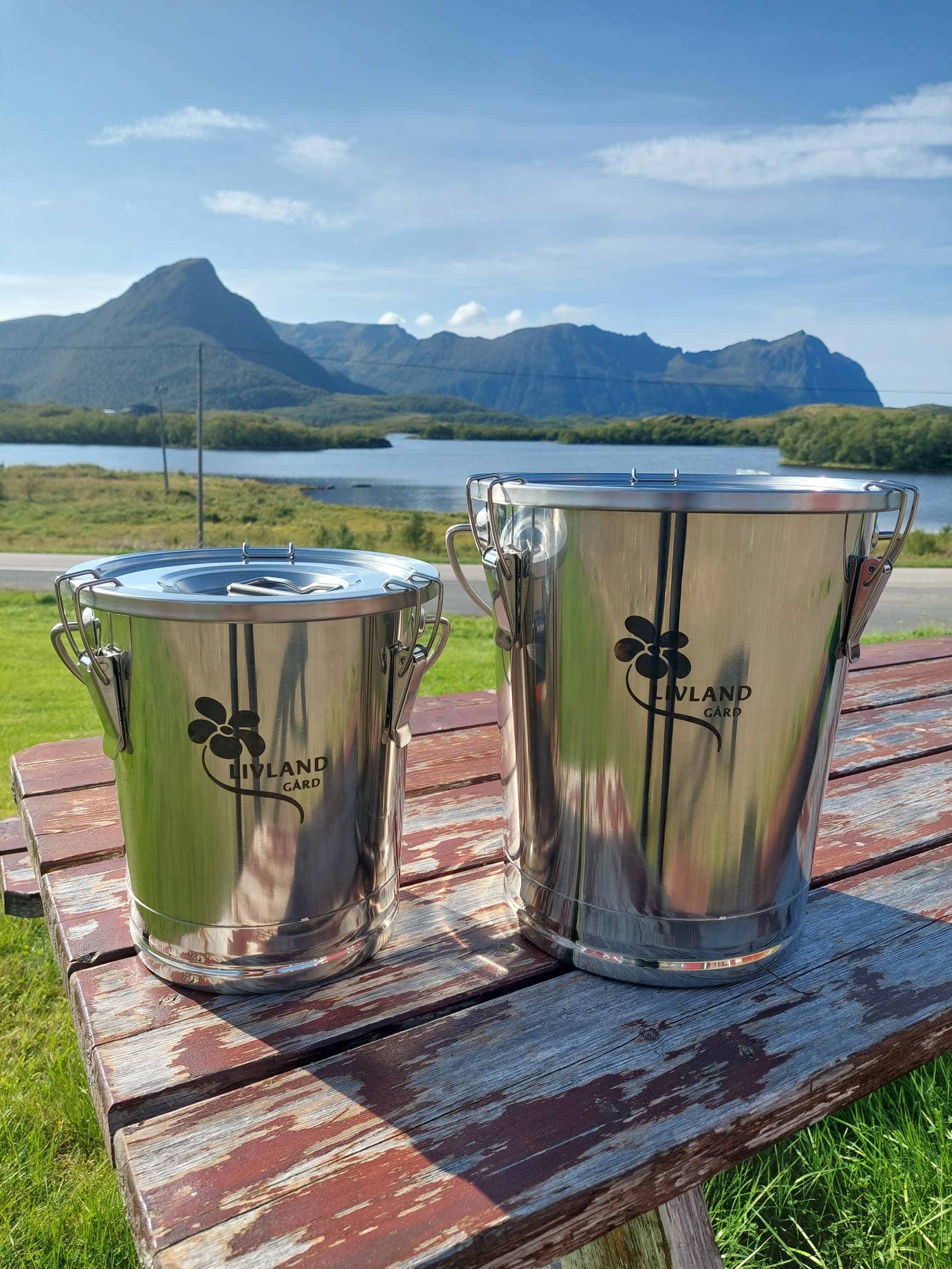 Regenerativ bærekraft former også produktene våre og måten vi arbeider på. Vi kombinerer tradisjon og sirkulærøkonomi med moderne løsninger som forlenger ressursenes levetid. Yoghurten vår leveres i gjenbrukbare stålbeholdere – et konkret uttrykk for filosofien vår i praksis. Tidligere produktlinjer, inkludert iskremproduksjon, ble også utviklet med det samme regenerative tankesettet og er fortsatt en viktig del av vår læring, erfaring og historie, selv om den aktive iskremproduksjonen nå er avsluttet.